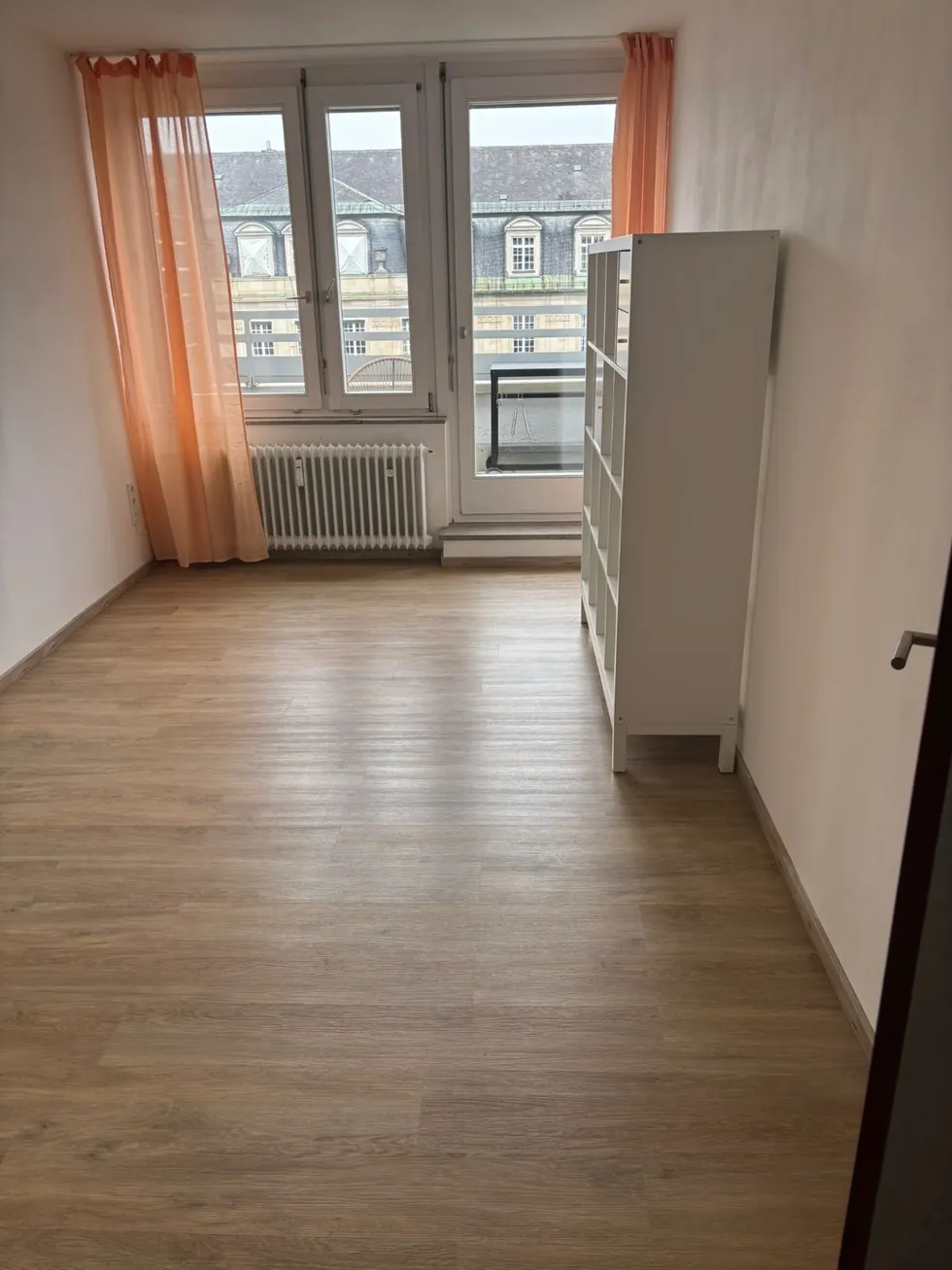 Gewerblich genutzter Raum mit gereinigtem Boden
