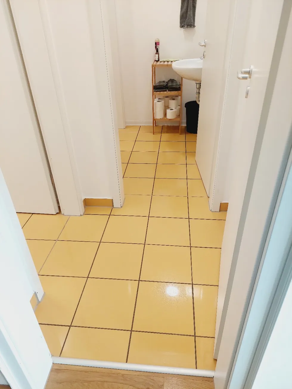 Sanitärbereich mit hellem Fliesenboden